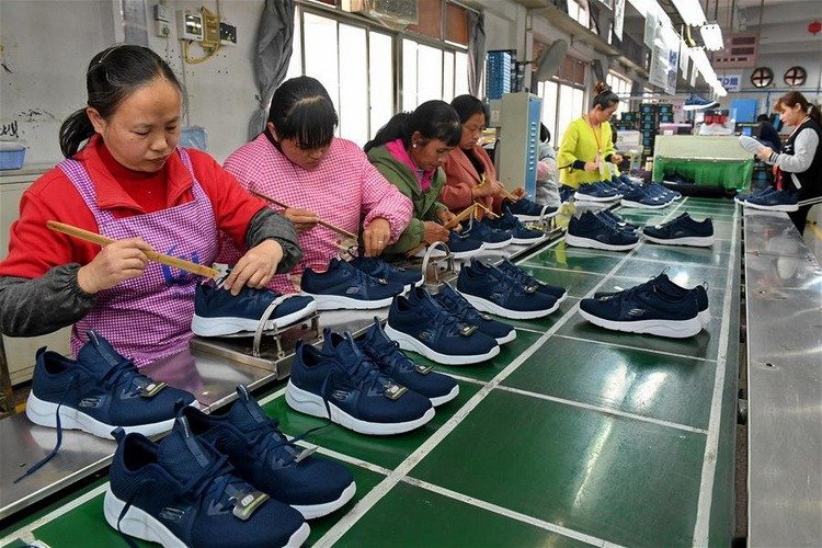OEM vs ODM shoe manufacturing comparison chart showing differences in design and production